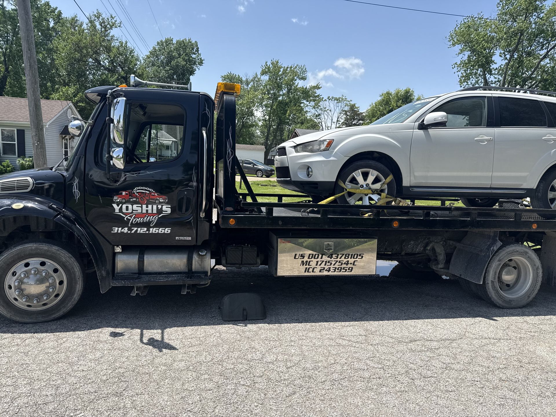 Yoshi Towing LLC logo